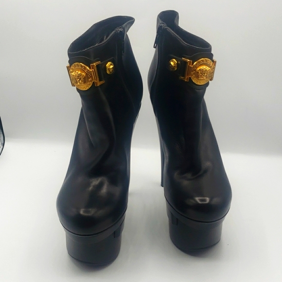 VERSACE BLACK LEATHER WITH GOLD JEWELRY SIZE 39 NEW CONDITION 100% AUTHENTIC - Picture 11 of 16